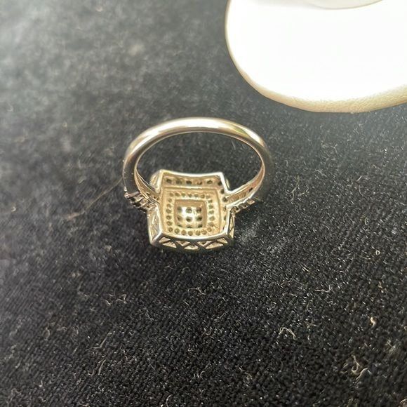 Item 916/10 kt with Black Diamonds Ring