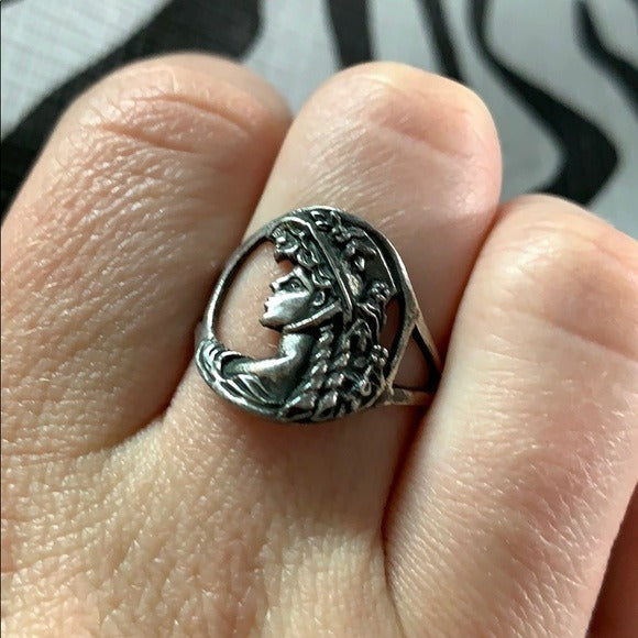 Vintage Sterling Silver Victorian Lady Ring